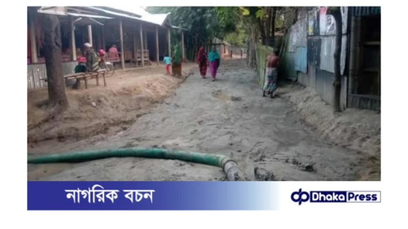 রাস্তার কাজে অবৈধ ড্রেজার দিয়ে বালু ভরাট ঠিকাদারি প্রতিষ্ঠানের