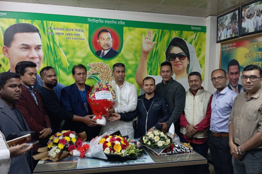 উত্তরা প্রেসক্লাবের পক্ষে বিএনপি নেতা এসএম জাহাঙ্গীরকে ফুলেল শুভেচছা 