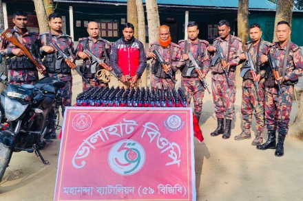 সীমান্তে ০১ জন আসামীসহ ২১৫ বোতল ভারতীয় ফেন্সিডিল ০১টি মোটরসাইকেল এবং ০১টি মোবাইল ফোন আটক  