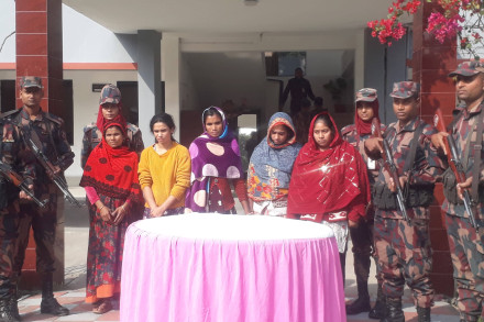 অবৈধভাবে ভারত থেকে আসার সময় সাতক্ষীরা সীমান্তে নারী ও শিশু সহ আটক ১০
