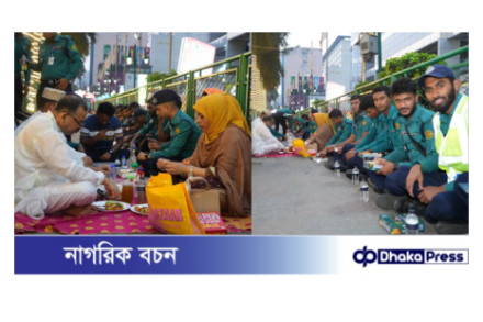 বসুন্ধরা শপিংমলের সামনে দায়িত্বরত পুলিশ সদস্যদের সাথে একত্রে বসে ইফতার করলেন  ডিএমপি কমিশনার