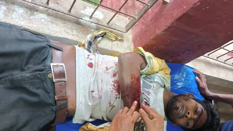 পুঠিয়ায় কুপিয়ে জখম করে ছিনতাই