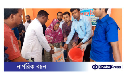 চারঘাটে সুবিধা বঞ্চিত হতদরিদ্র মানুষের মাঝে ভিজিএফের চাল বিতরন