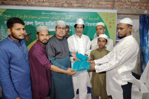 এডভোকেট এম.ওমর ফারুকের নিজস্ব অর্থায়নে  মাদ্রাসা ও  এতিম ছাত্রদের মাঝে ঈদের নতুন  পোশাক  বিতরন।