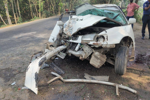 নাটোরের প্রাইভেটকার নিয়ন্ত্রন হারিয়ে গাছের সাথে ধাক্বা, বাবা মেয়ে নিহত আহত ২
