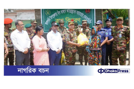 সাতক্ষীরার আশাশুনিতে রিং বাঁধ নির্মাণ এবং ত্রাণ বিতরণে বাংলাদেশ সেনাবাহিনী