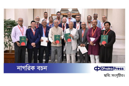 শ্রম সংস্কার কমিশনের প্রতিবেদন প্রধান উপদেষ্টার কাছে জমা