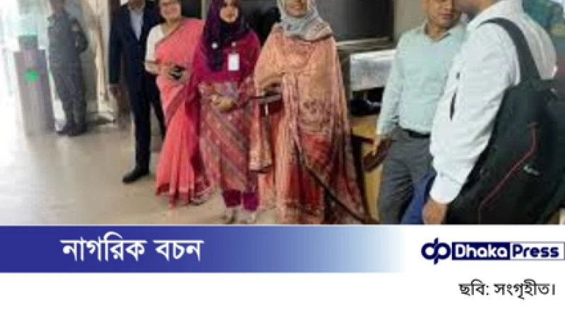 সচিবালয়ে আগতদের হাতে কাপড়ের ব্যাগ দিচ্ছে মনিটরিং টিম