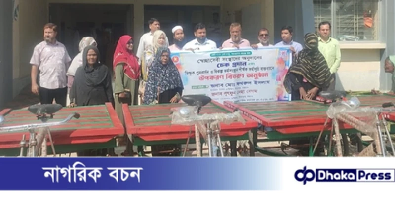 সীতাকুণ্ডে চার ভিক্ষুককে ভ্যান রিকশা প্রদান