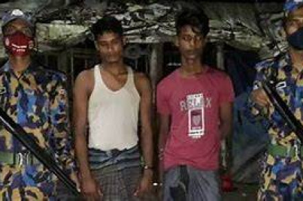 রোহিঙ্গা ক্যাম্পে অস্ত্র সরবরাহকালে দুই রোহিঙ্গাকে আটক