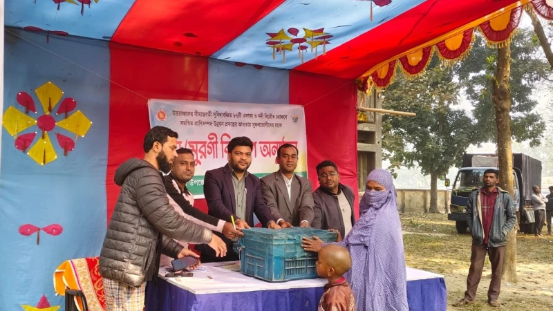 রাজীবপুরে প্রান্তিক খামারিদের মাঝে উন্নত জাতের মোরগ-মুরগি বিতরণ