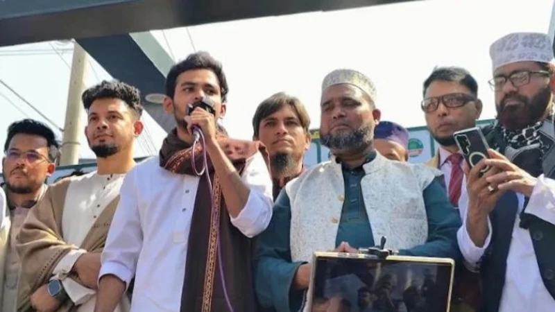 আগে বাস থেকে নামুন, দেশকে চিনুন: তারেক রহমানকে আসিফ মাহমুদ