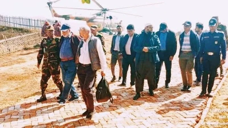 আলীকদমে সীমান্ত সড়ক নির্মাণকাজ পরিদর্শন করলেন দুই উপদেষ্টা
