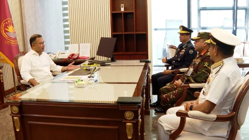 প্রধানমন্ত্রীর সঙ্গে তিন বাহিনী প্রধানের সাক্ষাৎ, ব্যস্ত দ্বিতীয় কর্মদিবস