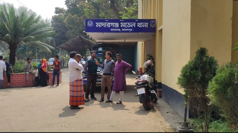 মাদারগঞ্জে সিএনজি-ট্রাক্টর সংঘর্ষে শিশুর মৃত্যু, আহত ৩