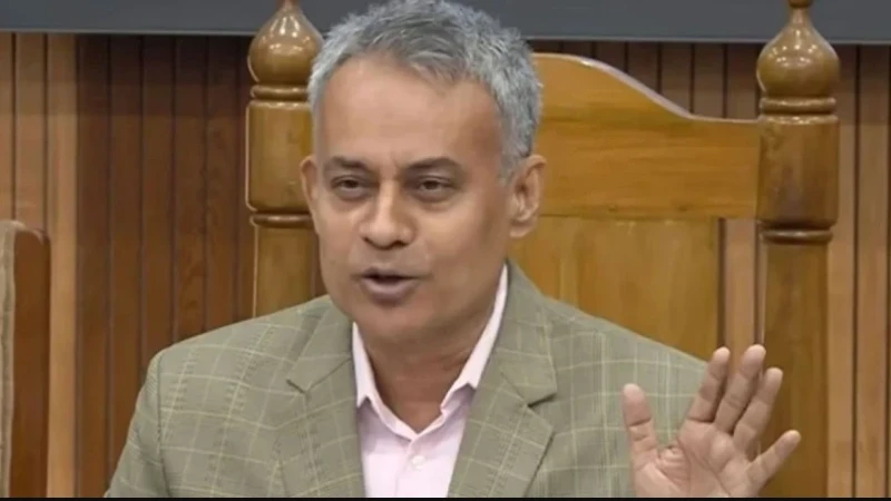 ঈদযাত্রায় অতিরিক্ত ভাড়া নিলে বাসের রুট পারমিট বাতিলের হুঁশিয়ারি মন্ত্রীর