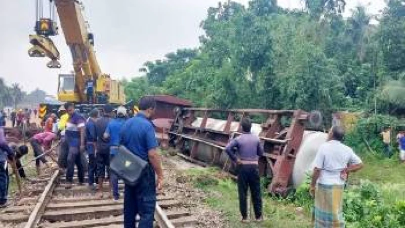 যশোরে ট্যাংকার লাইনচ্যুত হওয়ায় খুলনার সঙ্গে সারা দেশের রেল যোগাযোগ বিচ্ছিন্ন