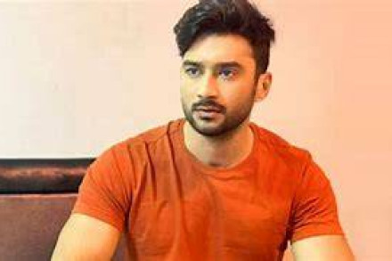 ৩ বছর পর বিয়ের খবর প্রকাশ্যে আনলেন রোশান